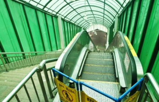guangzhou train station escalator malfunction