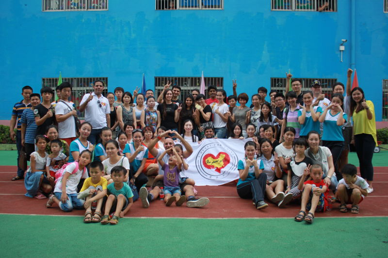 A group picture  of the volunteers joined of the day.