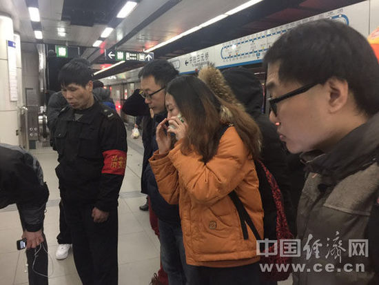 fainting laowai beijing subway 