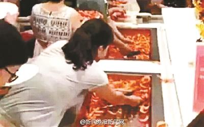 chinese tourists shrimp hoarding thailand buffet