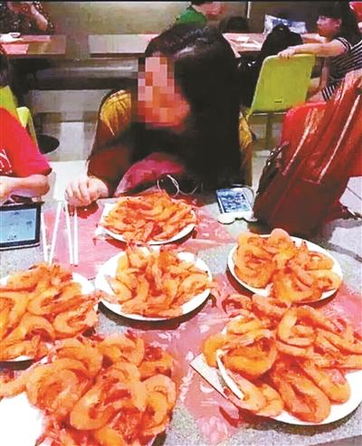 chinese tourists shrimp hoarding thailand buffet